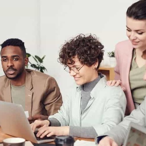 Grupo de organizadores de eventos creando su primer evento en la plataforma Nubevento.com se dan cuenta como esta herramienta puede facilitar la creación de eventos haciendo crecer su empresa.