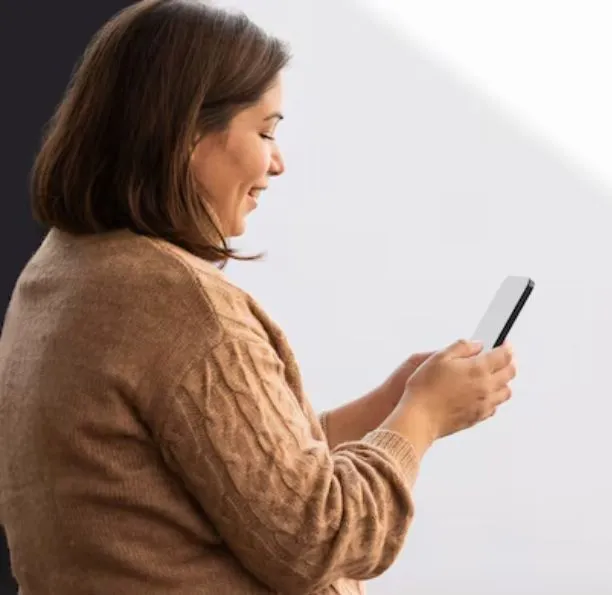 Mujer buscando eventos en Nubevento.com versión dispositivo celular