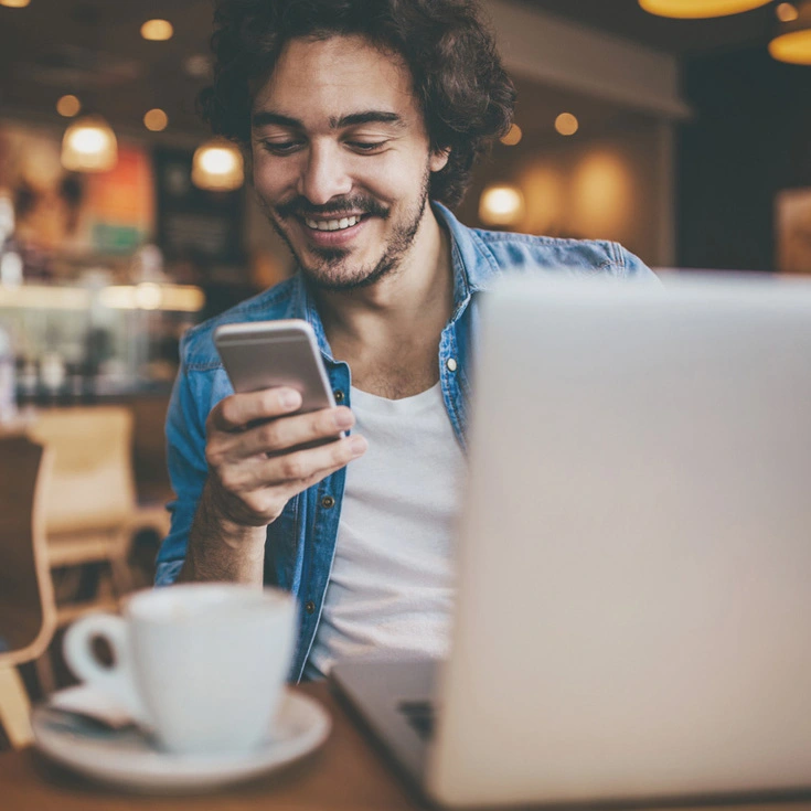 Organizador satisfecho trabajando con entusiasmo y viendo como las ventas de sus boletos o tickets se venden con facilidad en la plataforma Nubevento.com